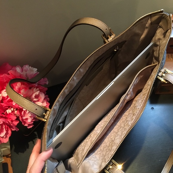 Michael Kors Jet Set Saffiano zip tote - Picture 3 of 4